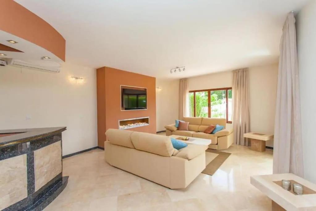 Summer Offers! Fabulous Luxury Near The Sleeps 8 Villa *